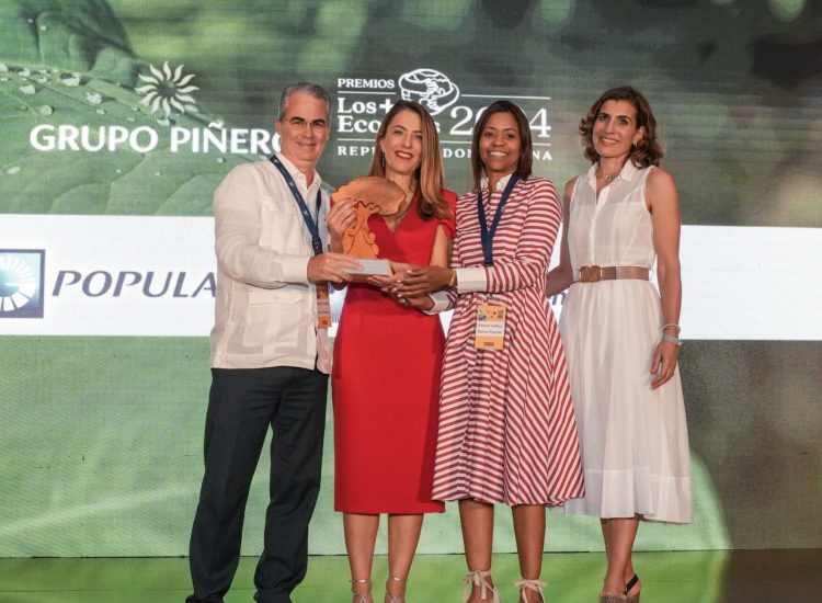 Rene Grullón, Encarna Piñero, Karina Vallejo e Isabel Piñero en la premiación Grupo Piñero