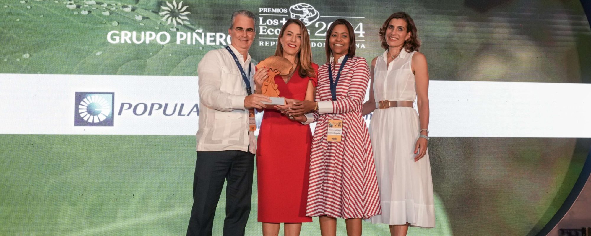 Rene Grullón, Encarna Piñero, Karina Vallejo e Isabel Piñero en la premiación Grupo Piñero
