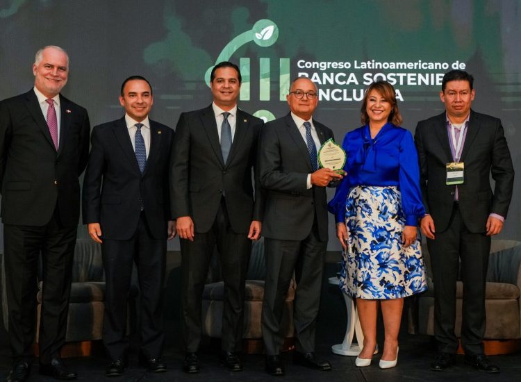 De izquierda a derecha, los señores Alejandro Fernández Whipple, Francisco García, Robinson Bou, Juan Lehoux, Rosanna Ruiz, y Jorge Saza.
