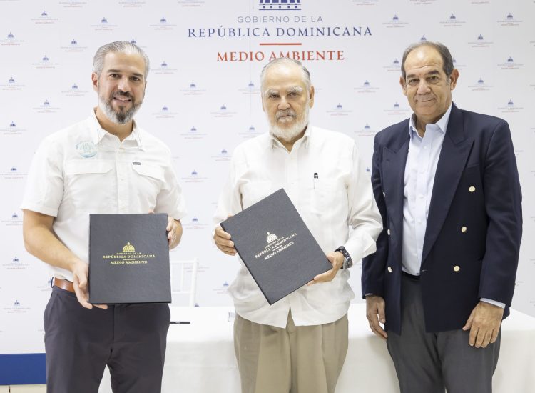 Miguel Ceara Hatton, William Phelan y José Ramón Reyes López en firma de Medio Ambiente