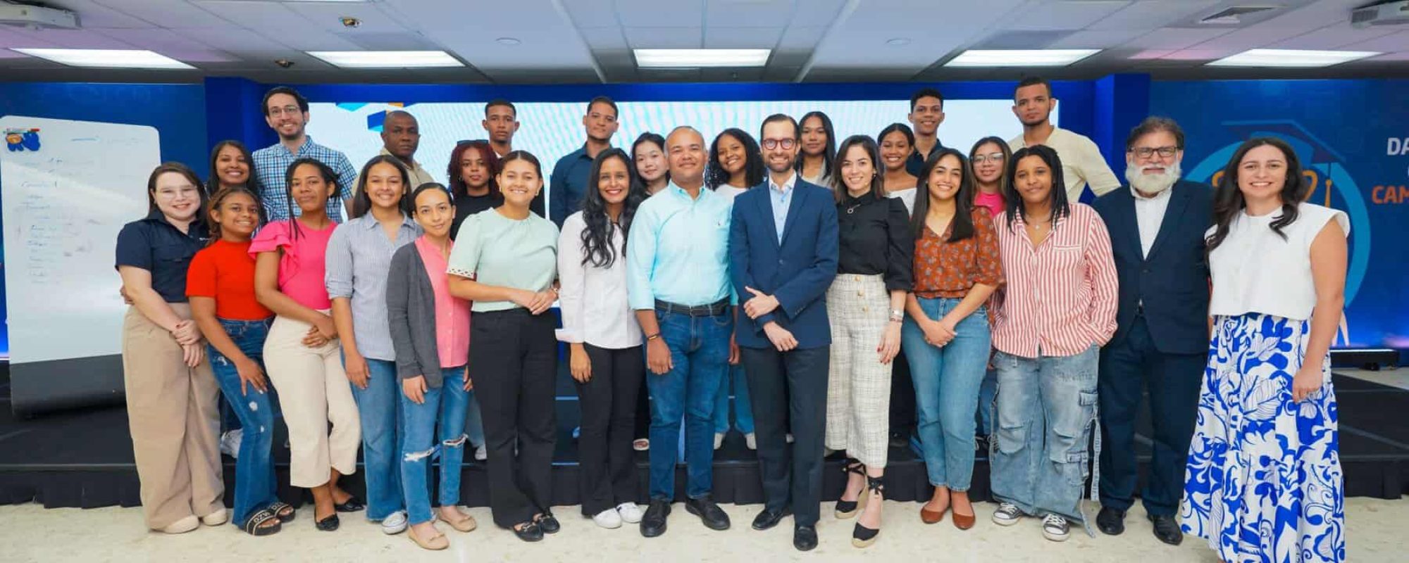 El programa de becas Excelencia Popular sigue fortaleciendo la formación personal y profesional de sus becados. En la foto, los becados junto a ejecutivos de la entidad bancaria.