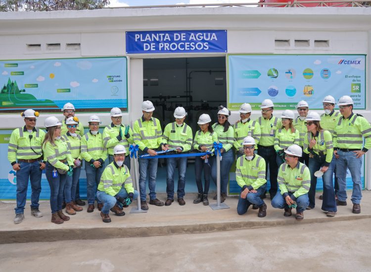 Ejecutivos Cemex durante la inauguración de la planta 2024