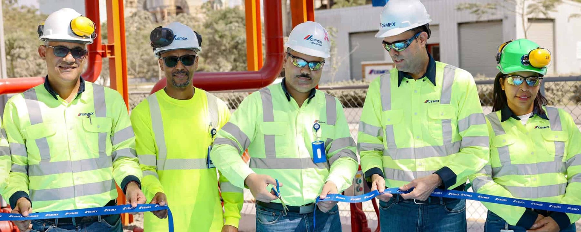 Ejecutivos de Cemex cortando la cinta en la inauguración del suministro de agua