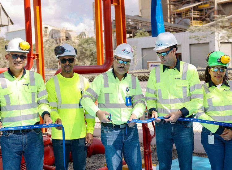 Ejecutivos de Cemex cortando la cinta en la inauguración del suministro de agua