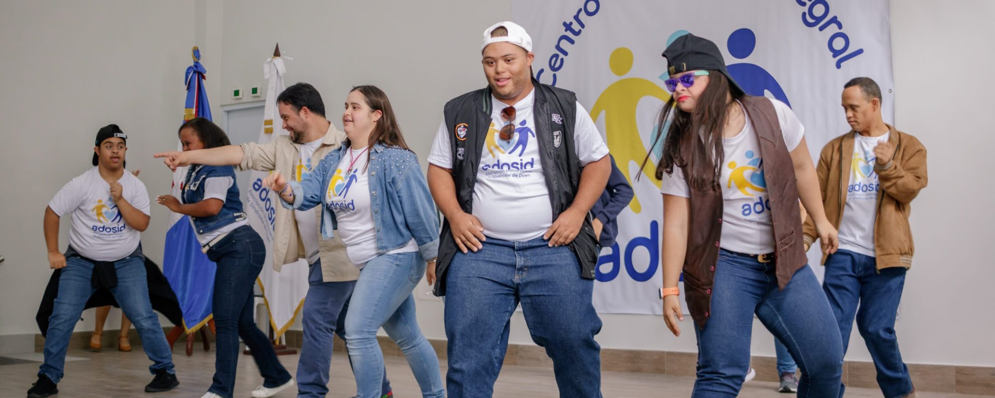 grupo de danza adosid en la inauguración del nuevo centro