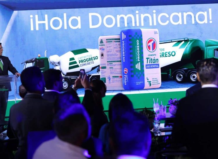 Enrique García, director Caribe de Cempro presenta la nueva imagen de Cemento Titán