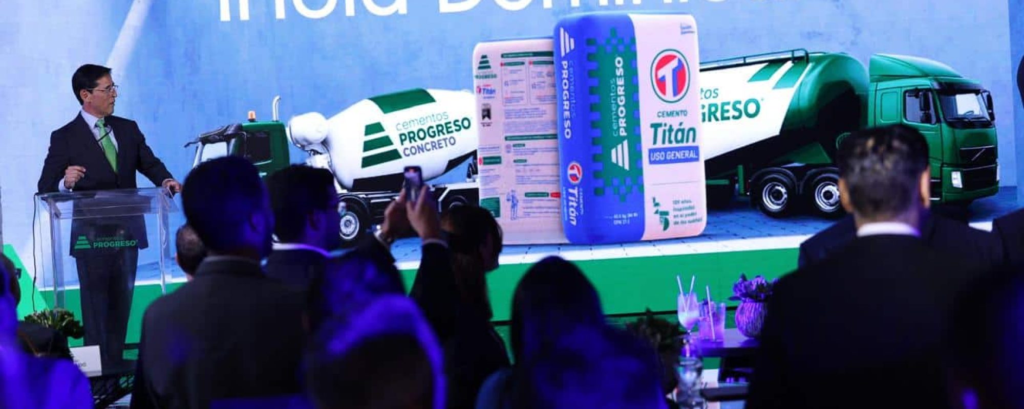 Enrique García, director Caribe de Cempro presenta la nueva imagen de Cemento Titán