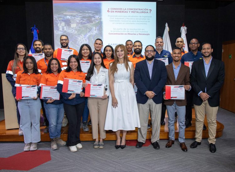 Primera graduación diplomado de mineria y metalurgia