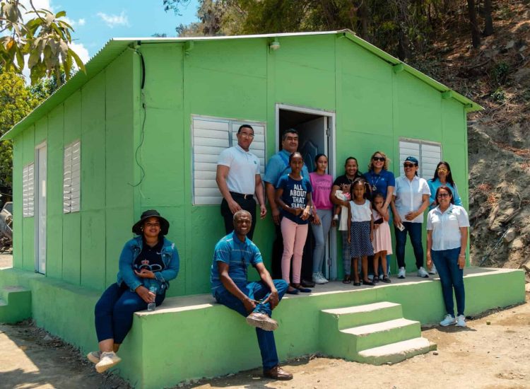 Entrega de viviendas Azua