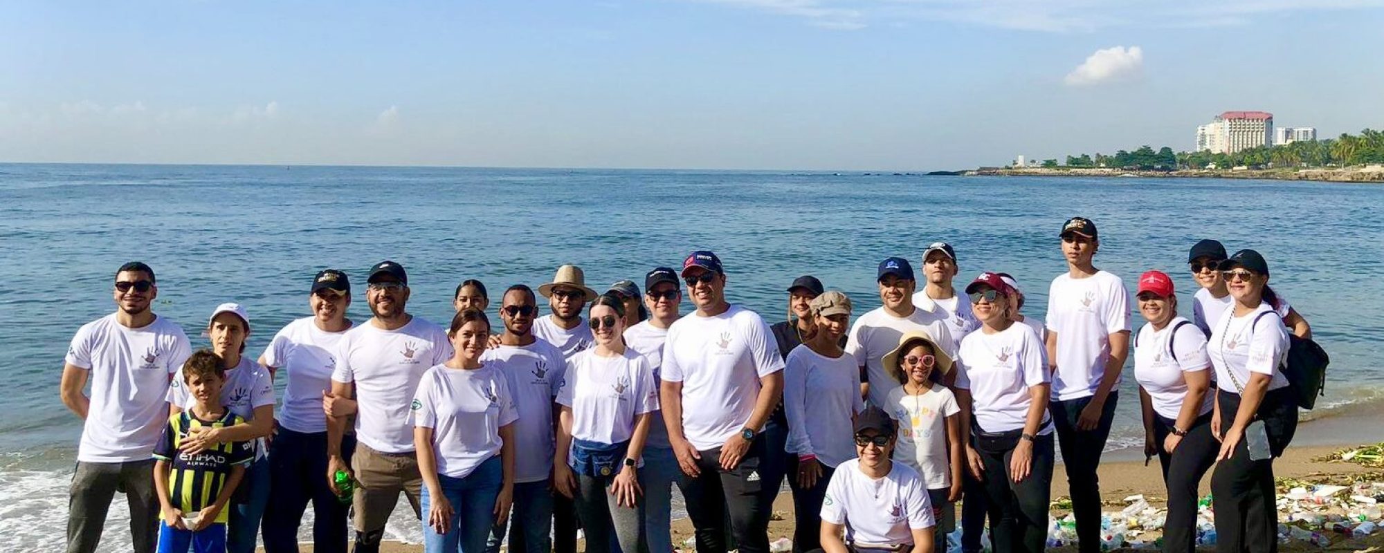 Voluntarios de Motor Crédito en playa montesino