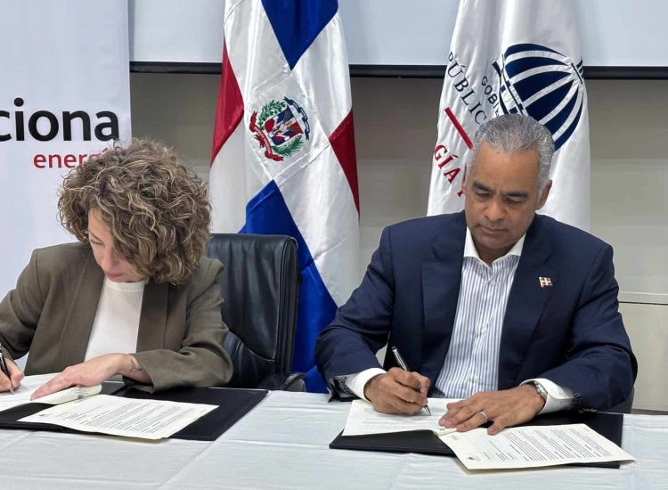 Joel Santos y Cristina Ruiz en firma del acuerdo
