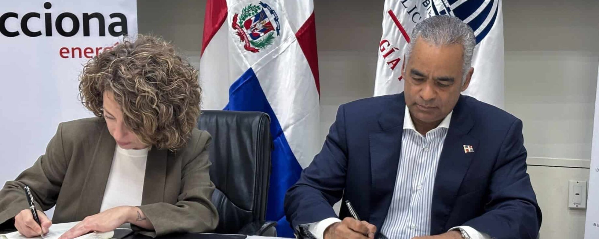 Joel Santos y Cristina Ruiz en firma del acuerdo