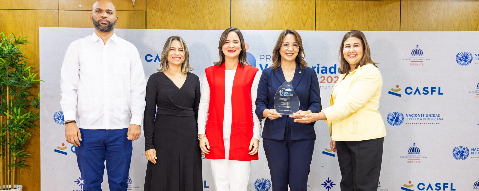 Josefina Navarro recibe el Premio Voluntariado Solidario