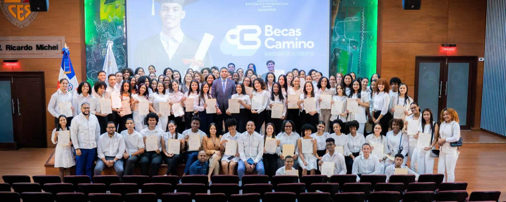 Ministerio de la Juventud entrega Becas Camino a 150 estudiantes
