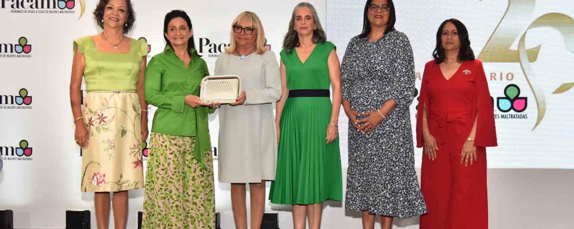 _PRINCIPAL_ Angelita Mármol, Soraya Lara Caba, Rosa Hernández de Grullón, Yanira Lara Caba, Betania Cruz y Alina Matos Guerra.