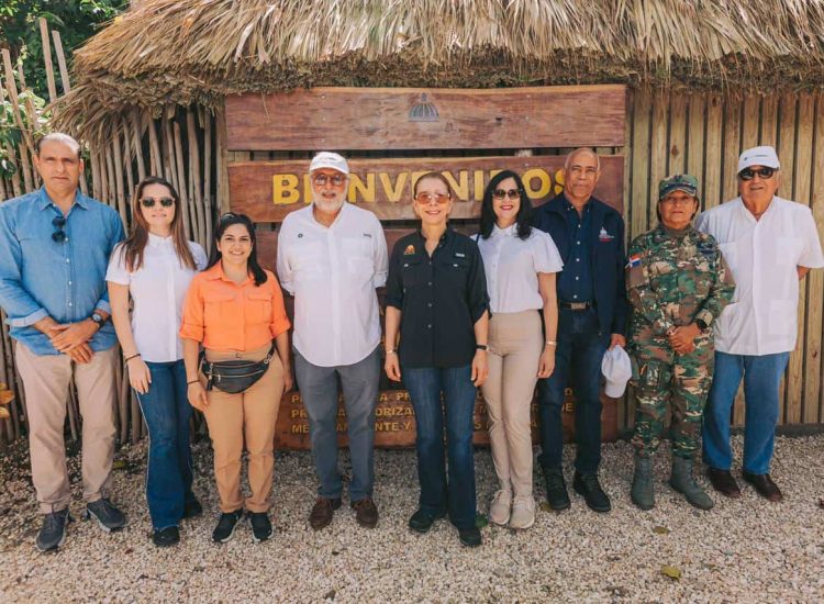 Servio Tulio Castano, Alexandra Grullon,Biviana Rivera, Rolando Gonzalez Bunster, Marisol Vicens,José Elías González,Rosanna Libertad Pons y Juan Jose Arteaga.