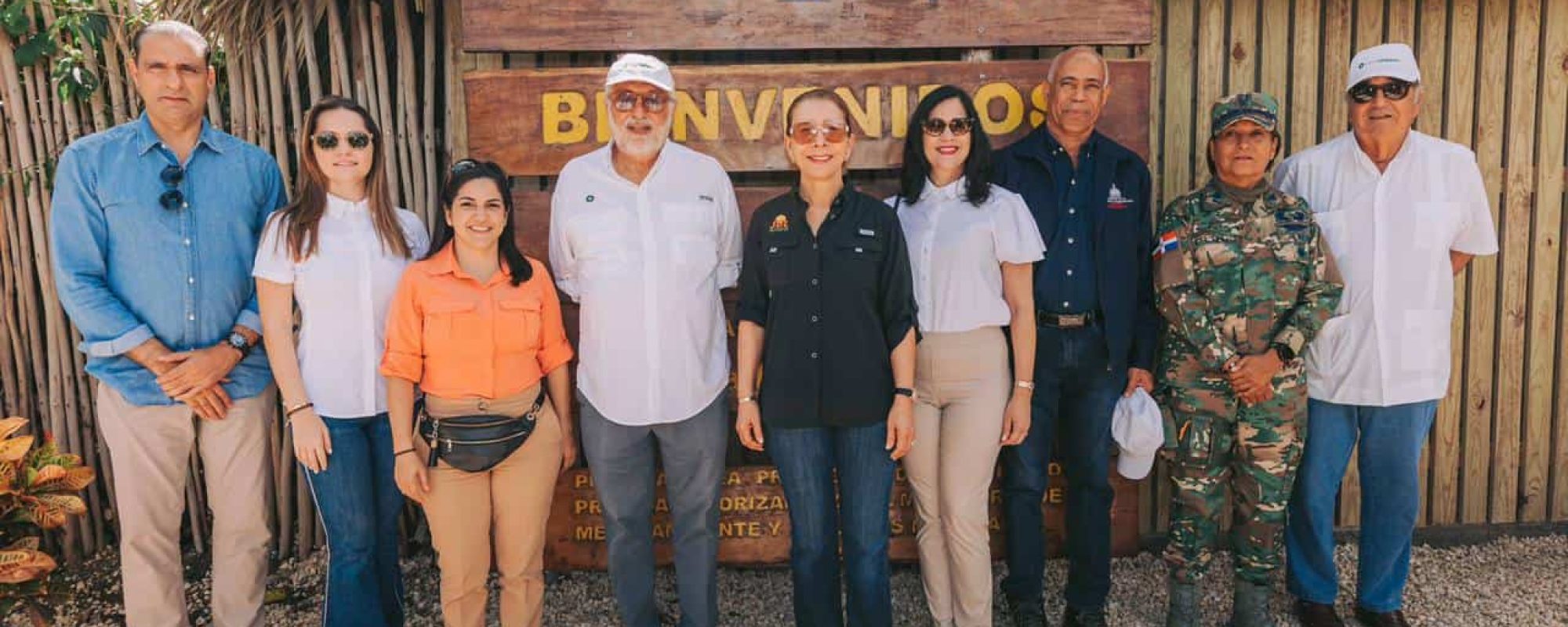Servio Tulio Castano, Alexandra Grullon,Biviana Rivera, Rolando Gonzalez Bunster, Marisol Vicens,José Elías González,Rosanna Libertad Pons y Juan Jose Arteaga.